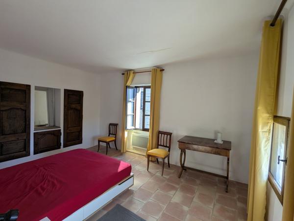 Magnifique maison de village en pierres avec trois logements, terrasse