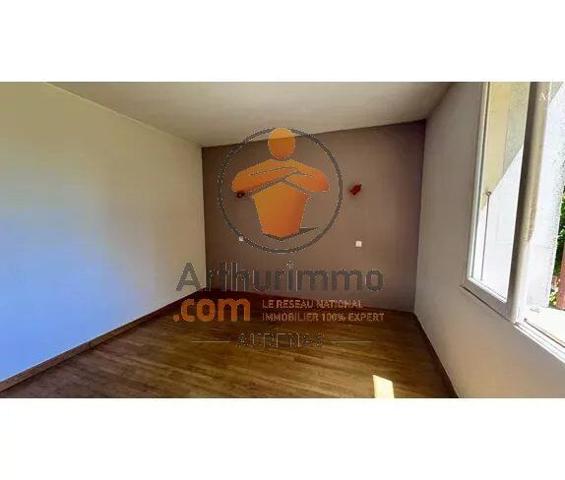 Vente                                                      Maison
                        
                     5 pièces                      110 m2                     à Saint-Étienne-de-Fontbellon