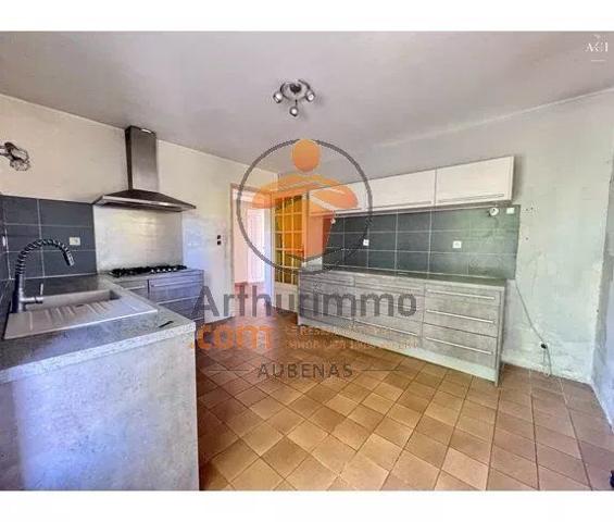 Vente                                                      Maison
                        
                     5 pièces                      110 m2                     à Saint-Étienne-de-Fontbellon
