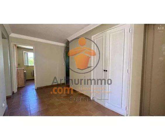 Vente                                                      Maison
                        
                     5 pièces                      110 m2                     à Saint-Étienne-de-Fontbellon