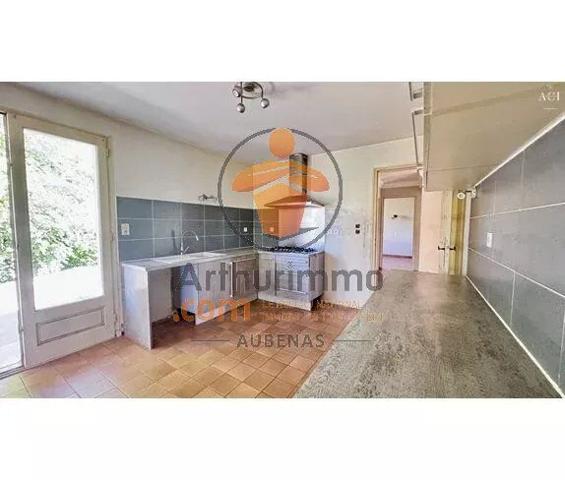 Vente                                                      Maison
                        
                     5 pièces                      110 m2                     à Saint-Étienne-de-Fontbellon