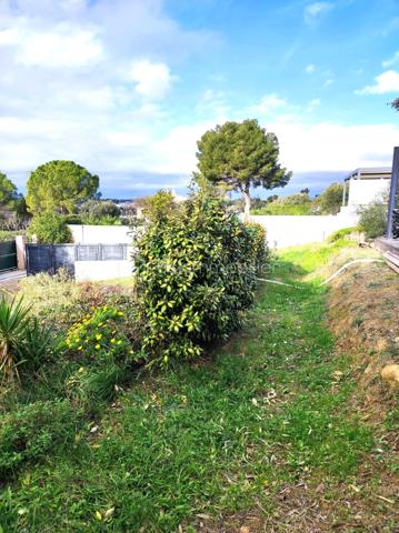 A Mèze, dans environnement calme et agréable, découvrez ce beau terrain constructible hors lotissement. Terrain plat et clos
offrant un cadre idéal pour votre futur projet de construction.
Viabilité en bordure : eau électricité tout à l'égout.
Libre de constructeur : laissez libre cours à vos envies. 
Emprise au sol de 20 %