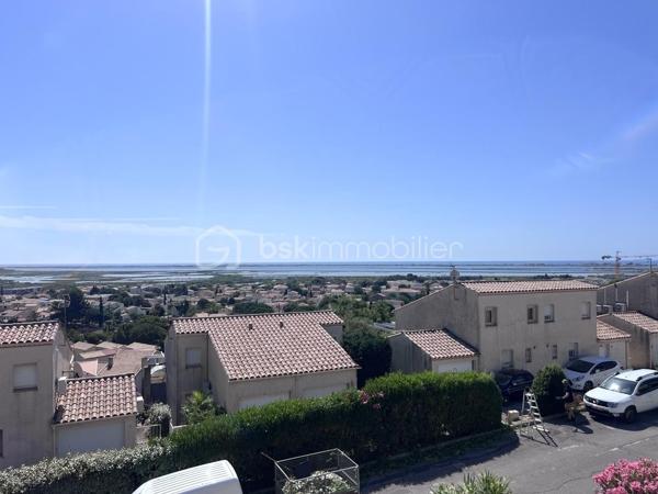 Au calme dans un quartier résidentiel sur les hauts de FRONTIGNAN, au pied du Massif de la Gardiole, avec une vue imprenable sur la mer et les étangs, cette villa Type 5 R+1 de 111  m2 sur un terrain de 403 m2 est prête à vous accueillir sans nécessité de travaux. L’entrée principale donne sur un bel espace salle à manger cuisine, spacieux et lumineux, de 31 m2, avec accès à sa terrasse de 31 m2 et au jardin. Toujours au rez de chaussée, ce bien offre un salon de 11 m2 dans la continuité de la salle à manger avec un accès sur la terrasse, une suite parentale de 11 m2 avec salle d'eau de 4,5 m2, un WC, un cellier. A l'étage vous disposerez de trois belles chambres de 10 m2 équipées de placards, d'un coin bureau de 11 m2 ainsi que d'une salle de bains et d' un WC. Pas de Garage et trois stationnements à l'intérieur du terrain et un place privative sur rue. Taxe foncière 2072 Euros A ne pas laisser passer !