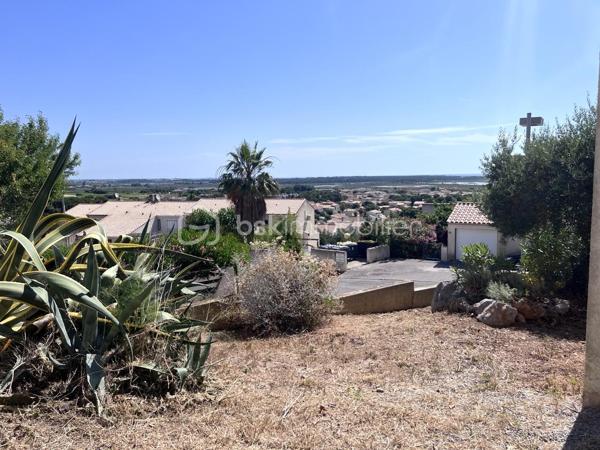 Au calme dans un quartier résidentiel sur les hauts de FRONTIGNAN, au pied du Massif de la Gardiole, avec une vue imprenable sur la mer et les étangs, cette villa Type 5 R+1 de 111  m2 sur un terrain de 403 m2 est prête à vous accueillir sans nécessité de travaux. L’entrée principale donne sur un bel espace salle à manger cuisine, spacieux et lumineux, de 31 m2, avec accès à sa terrasse de 31 m2 et au jardin. Toujours au rez de chaussée, ce bien offre un salon de 11 m2 dans la continuité de la salle à manger avec un accès sur la terrasse, une suite parentale de 11 m2 avec salle d'eau de 4,5 m2, un WC, un cellier. A l'étage vous disposerez de trois belles chambres de 10 m2 équipées de placards, d'un coin bureau de 11 m2 ainsi que d'une salle de bains et d' un WC. Pas de Garage et trois stationnements à l'intérieur du terrain et un place privative sur rue. Taxe foncière 2072 Euros A ne pas laisser passer !