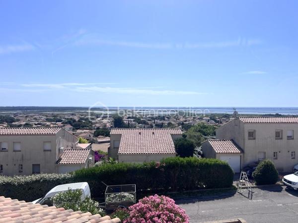 Au calme dans un quartier résidentiel sur les hauts de FRONTIGNAN, au pied du Massif de la Gardiole, avec une vue imprenable sur la mer et les étangs, cette villa Type 5 R+1 de 111  m2 sur un terrain de 403 m2 est prête à vous accueillir sans nécessité de travaux. L’entrée principale donne sur un bel espace salle à manger cuisine, spacieux et lumineux, de 31 m2, avec accès à sa terrasse de 31 m2 et au jardin. Toujours au rez de chaussée, ce bien offre un salon de 11 m2 dans la continuité de la salle à manger avec un accès sur la terrasse, une suite parentale de 11 m2 avec salle d'eau de 4,5 m2, un WC, un cellier. A l'étage vous disposerez de trois belles chambres de 10 m2 équipées de placards, d'un coin bureau de 11 m2 ainsi que d'une salle de bains et d' un WC. Pas de Garage et trois stationnements à l'intérieur du terrain et un place privative sur rue. Taxe foncière 2072 Euros A ne pas laisser passer !