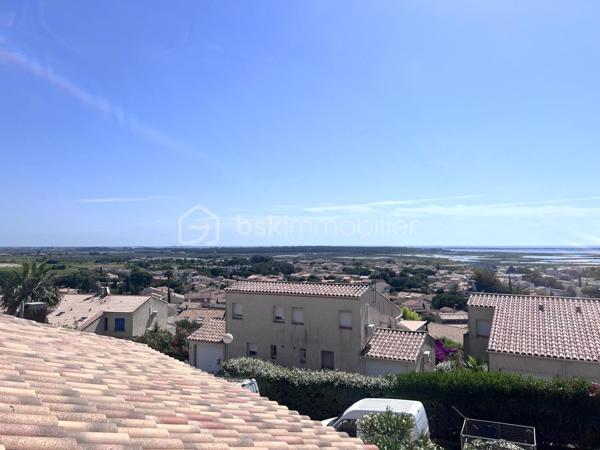 Au calme dans un quartier résidentiel sur les hauts de FRONTIGNAN, au pied du Massif de la Gardiole, avec une vue imprenable sur la mer et les étangs, cette villa Type 5 R+1 de 111  m2 sur un terrain de 403 m2 est prête à vous accueillir sans nécessité de travaux. L’entrée principale donne sur un bel espace salle à manger cuisine, spacieux et lumineux, de 31 m2, avec accès à sa terrasse de 31 m2 et au jardin. Toujours au rez de chaussée, ce bien offre un salon de 11 m2 dans la continuité de la salle à manger avec un accès sur la terrasse, une suite parentale de 11 m2 avec salle d'eau de 4,5 m2, un WC, un cellier. A l'étage vous disposerez de trois belles chambres de 10 m2 équipées de placards, d'un coin bureau de 11 m2 ainsi que d'une salle de bains et d' un WC. Pas de Garage et trois stationnements à l'intérieur du terrain et un place privative sur rue. Taxe foncière 2072 Euros A ne pas laisser passer !