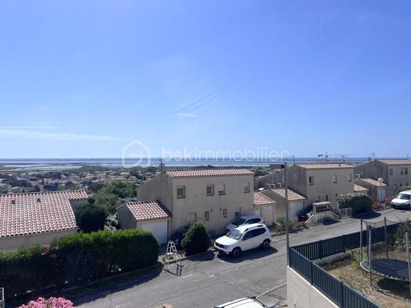 Au calme dans un quartier résidentiel sur les hauts de FRONTIGNAN, au pied du Massif de la Gardiole, avec une vue imprenable sur la mer et les étangs, cette villa Type 5 R+1 de 111  m2 sur un terrain de 403 m2 est prête à vous accueillir sans nécessité de travaux. L’entrée principale donne sur un bel espace salle à manger cuisine, spacieux et lumineux, de 31 m2, avec accès à sa terrasse de 31 m2 et au jardin. Toujours au rez de chaussée, ce bien offre un salon de 11 m2 dans la continuité de la salle à manger avec un accès sur la terrasse, une suite parentale de 11 m2 avec salle d'eau de 4,5 m2, un WC, un cellier. A l'étage vous disposerez de trois belles chambres de 10 m2 équipées de placards, d'un coin bureau de 11 m2 ainsi que d'une salle de bains et d' un WC. Pas de Garage et trois stationnements à l'intérieur du terrain et un place privative sur rue. Taxe foncière 2072 Euros A ne pas laisser passer !