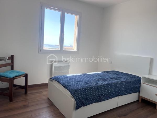 Au calme dans un quartier résidentiel sur les hauts de FRONTIGNAN, au pied du Massif de la Gardiole, avec une vue imprenable sur la mer et les étangs, cette villa Type 5 R+1 de 111  m2 sur un terrain de 403 m2 est prête à vous accueillir sans nécessité de travaux. L’entrée principale donne sur un bel espace salle à manger cuisine, spacieux et lumineux, de 31 m2, avec accès à sa terrasse de 31 m2 et au jardin. Toujours au rez de chaussée, ce bien offre un salon de 11 m2 dans la continuité de la salle à manger avec un accès sur la terrasse, une suite parentale de 11 m2 avec salle d'eau de 4,5 m2, un WC, un cellier. A l'étage vous disposerez de trois belles chambres de 10 m2 équipées de placards, d'un coin bureau de 11 m2 ainsi que d'une salle de bains et d' un WC. Pas de Garage et trois stationnements à l'intérieur du terrain et un place privative sur rue. Taxe foncière 2072 Euros A ne pas laisser passer !
