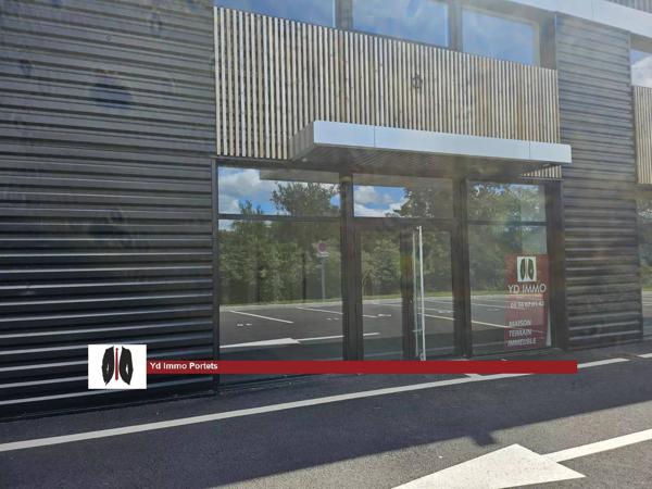 A LOUER Local professionnel 100 m² prêt à l'emploi en zone artisanale avec une excellente visibilité. Libre de suite.