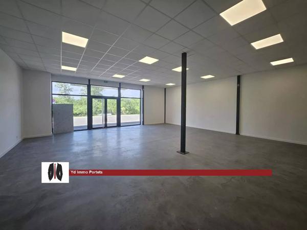 A LOUER Local professionnel 100 m² prêt à l'emploi en zone artisanale avec une excellente visibilité. Libre de suite.