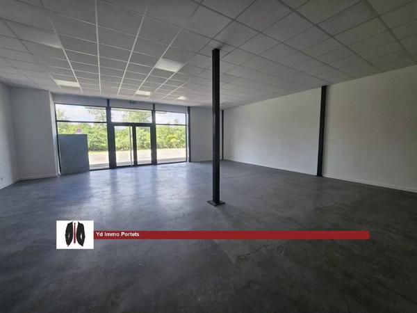 A LOUER Local professionnel 100 m² prêt à l'emploi en zone artisanale avec une excellente visibilité. Libre de suite.