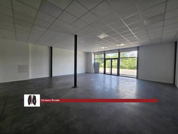 A LOUER Local professionnel 100 m² prêt à l'emploi en zone artisanale avec une excellente visibilité. Libre de suite.