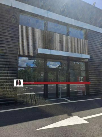 A LOUER Local professionnel 100 m² prêt à l'emploi en zone artisanale avec une excellente visibilité. Libre de suite.