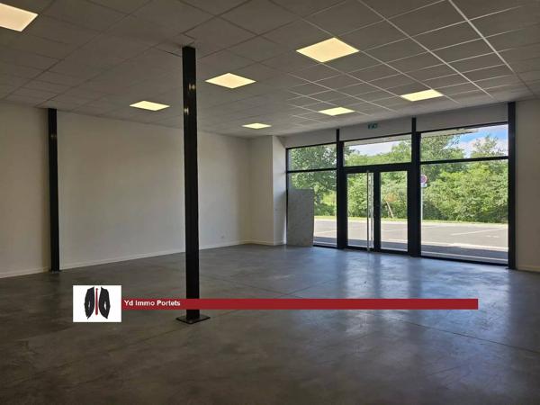A LOUER Local professionnel 100 m² prêt à l'emploi en zone artisanale avec une excellente visibilité. Libre de suite.