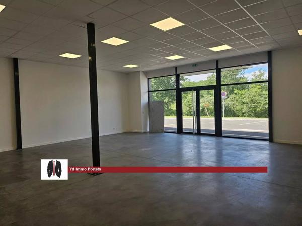 A LOUER Local professionnel 100 m² prêt à l'emploi en zone artisanale avec une excellente visibilité. Libre de suite.