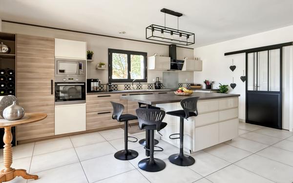 Maison à vendre    5 pièces •  Saint-Étienne-de-Tulmont