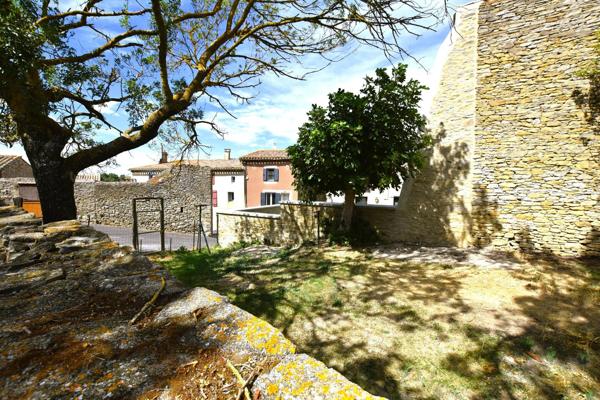 Maison 2 chambres, sous sol, jardin, parking