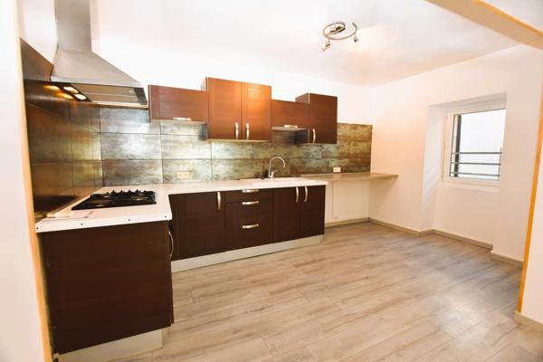 Maison 2 chambres, sous sol, jardin, parking