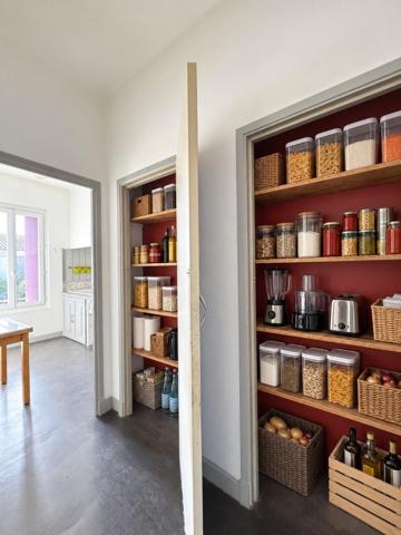 Le charme des années 60, le confort d’aujourd’hui et la douceur d’un jardin secret : la maison familiale par excellence