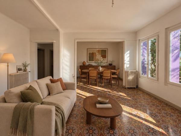 Le charme des années 60, le confort d’aujourd’hui et la douceur d’un jardin secret : la maison familiale par excellence