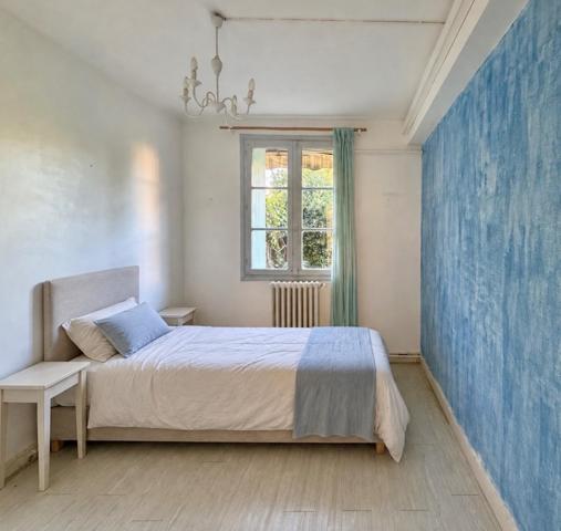 Le charme des années 60, le confort d’aujourd’hui et la douceur d’un jardin secret : la maison familiale par excellence