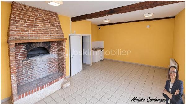 À VENDRE – Grange de caractère à Incarville – Beaux volumes et potentiel.

Vous recherchez un lieu de caractère pour concrétiser votre projet ? À Incarville, dans un environnement calme, à proximité des commodités et de l’accès à l’A13, découvrez cette grange actuellement utilisée comme salle de réception.

Avec environ 310 m² au sol et un étage, elle séduit par ses généreux volumes, sa superbe charpente apparente et son authentique four à pain.

Ses espaces modulables offrent de nombreuses possibilités d’aménagement : résidence principale, gîte, investissement locatif ou activité professionnelle. La faisabilité sera à étudier selon votre projet.

À l’extérieur, 8 places de stationnement complètent l’ensemble et facilitent l’accueil des visiteurs.

Un bien à découvrir pour apprécier ses volumes et imaginer votre futur aménagement.

Prix de vente : 250 000 €
Honoraires à la charge du vendeur.

Contactez-moi pour organiser une visite.
Malika Coulanges – BSK Immobilier
06 83 30 17 01