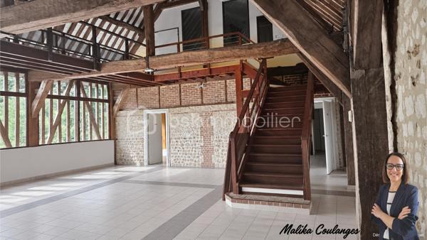 À VENDRE – Grange de caractère à Incarville – Beaux volumes et potentiel.

Vous recherchez un lieu de caractère pour concrétiser votre projet ? À Incarville, dans un environnement calme, à proximité des commodités et de l’accès à l’A13, découvrez cette grange actuellement utilisée comme salle de réception.

Avec environ 310 m² au sol et un étage, elle séduit par ses généreux volumes, sa superbe charpente apparente et son authentique four à pain.

Ses espaces modulables offrent de nombreuses possibilités d’aménagement : résidence principale, gîte, investissement locatif ou activité professionnelle. La faisabilité sera à étudier selon votre projet.

À l’extérieur, 8 places de stationnement complètent l’ensemble et facilitent l’accueil des visiteurs.

Un bien à découvrir pour apprécier ses volumes et imaginer votre futur aménagement.

Prix de vente : 250 000 €
Honoraires à la charge du vendeur.

Contactez-moi pour organiser une visite.
Malika Coulanges – BSK Immobilier
06 83 30 17 01