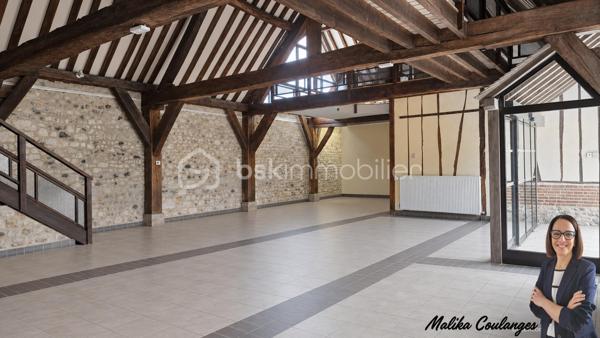 À VENDRE – Grange de caractère à Incarville – Beaux volumes et potentiel.

Vous recherchez un lieu de caractère pour concrétiser votre projet ? À Incarville, dans un environnement calme, à proximité des commodités et de l’accès à l’A13, découvrez cette grange actuellement utilisée comme salle de réception.

Avec environ 310 m² au sol et un étage, elle séduit par ses généreux volumes, sa superbe charpente apparente et son authentique four à pain.

Ses espaces modulables offrent de nombreuses possibilités d’aménagement : résidence principale, gîte, investissement locatif ou activité professionnelle. La faisabilité sera à étudier selon votre projet.

À l’extérieur, 8 places de stationnement complètent l’ensemble et facilitent l’accueil des visiteurs.

Un bien à découvrir pour apprécier ses volumes et imaginer votre futur aménagement.

Prix de vente : 250 000 €
Honoraires à la charge du vendeur.

Contactez-moi pour organiser une visite.
Malika Coulanges – BSK Immobilier
06 83 30 17 01