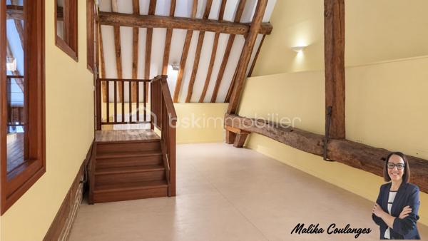 À VENDRE – Grange de caractère à Incarville – Beaux volumes et potentiel.

Vous recherchez un lieu de caractère pour concrétiser votre projet ? À Incarville, dans un environnement calme, à proximité des commodités et de l’accès à l’A13, découvrez cette grange actuellement utilisée comme salle de réception.

Avec environ 310 m² au sol et un étage, elle séduit par ses généreux volumes, sa superbe charpente apparente et son authentique four à pain.

Ses espaces modulables offrent de nombreuses possibilités d’aménagement : résidence principale, gîte, investissement locatif ou activité professionnelle. La faisabilité sera à étudier selon votre projet.

À l’extérieur, 8 places de stationnement complètent l’ensemble et facilitent l’accueil des visiteurs.

Un bien à découvrir pour apprécier ses volumes et imaginer votre futur aménagement.

Prix de vente : 250 000 €
Honoraires à la charge du vendeur.

Contactez-moi pour organiser une visite.
Malika Coulanges – BSK Immobilier
06 83 30 17 01
