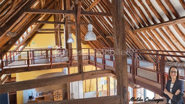 À VENDRE – Grange de caractère à Incarville – Beaux volumes et potentiel.

Vous recherchez un lieu de caractère pour concrétiser votre projet ? À Incarville, dans un environnement calme, à proximité des commodités et de l’accès à l’A13, découvrez cette grange actuellement utilisée comme salle de réception.

Avec environ 310 m² au sol et un étage, elle séduit par ses généreux volumes, sa superbe charpente apparente et son authentique four à pain.

Ses espaces modulables offrent de nombreuses possibilités d’aménagement : résidence principale, gîte, investissement locatif ou activité professionnelle. La faisabilité sera à étudier selon votre projet.

À l’extérieur, 8 places de stationnement complètent l’ensemble et facilitent l’accueil des visiteurs.

Un bien à découvrir pour apprécier ses volumes et imaginer votre futur aménagement.

Prix de vente : 250 000 €
Honoraires à la charge du vendeur.

Contactez-moi pour organiser une visite.
Malika Coulanges – BSK Immobilier
06 83 30 17 01