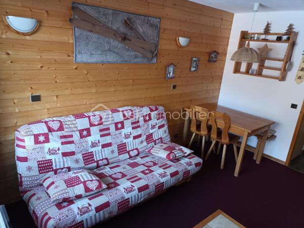 Vous rêvez d'un pied-à-terre sans travaux dans Valmorel ? Découvrez ce superbe studio de 23 m² environ, aménagé avec goût, optimisant chaque mètre carré pour un confort maximal. Séjour lumineux avec canapés convertibles et rangements intégrés. Kitchenette moderne entièrement équipée, salle d'eau rénovée avec des matériaux contemporains. WC séparés. Balcon offrant une vue imprenable sur les massifs dans un secteur calme. Vendu entièrement meublé et équipé pour 4 personnes. Une cave privative et un casier à skis. A découvrir...