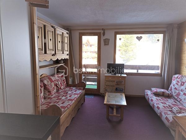 Vous rêvez d'un pied-à-terre sans travaux dans Valmorel ? Découvrez ce superbe studio de 23 m² environ, aménagé avec goût, optimisant chaque mètre carré pour un confort maximal. Séjour lumineux avec canapés convertibles et rangements intégrés. Kitchenette moderne entièrement équipée, salle d'eau rénovée avec des matériaux contemporains. WC séparés. Balcon offrant une vue imprenable sur les massifs dans un secteur calme. Vendu entièrement meublé et équipé pour 4 personnes. Une cave privative et un casier à skis. A découvrir...