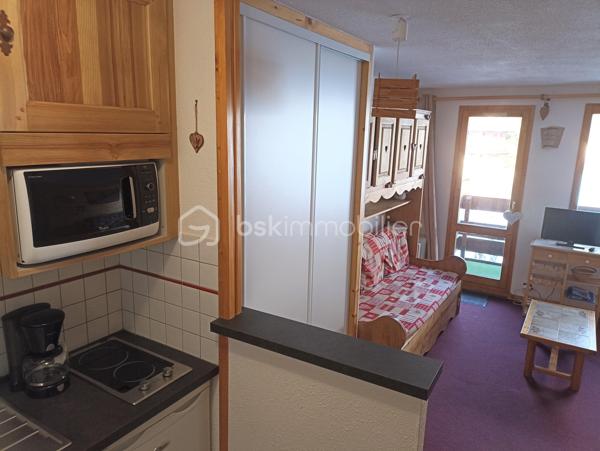 Vous rêvez d'un pied-à-terre sans travaux dans Valmorel ? Découvrez ce superbe studio de 23 m² environ, aménagé avec goût, optimisant chaque mètre carré pour un confort maximal. Séjour lumineux avec canapés convertibles et rangements intégrés. Kitchenette moderne entièrement équipée, salle d'eau rénovée avec des matériaux contemporains. WC séparés. Balcon offrant une vue imprenable sur les massifs dans un secteur calme. Vendu entièrement meublé et équipé pour 4 personnes. Une cave privative et un casier à skis. A découvrir...