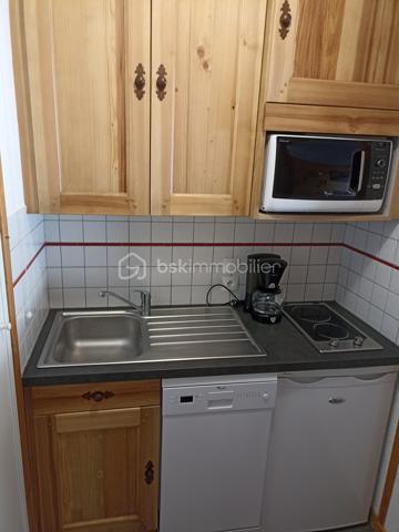 Vous rêvez d'un pied-à-terre sans travaux dans Valmorel ? Découvrez ce superbe studio de 23 m² environ, aménagé avec goût, optimisant chaque mètre carré pour un confort maximal. Séjour lumineux avec canapés convertibles et rangements intégrés. Kitchenette moderne entièrement équipée, salle d'eau rénovée avec des matériaux contemporains. WC séparés. Balcon offrant une vue imprenable sur les massifs dans un secteur calme. Vendu entièrement meublé et équipé pour 4 personnes. Une cave privative et un casier à skis. A découvrir...