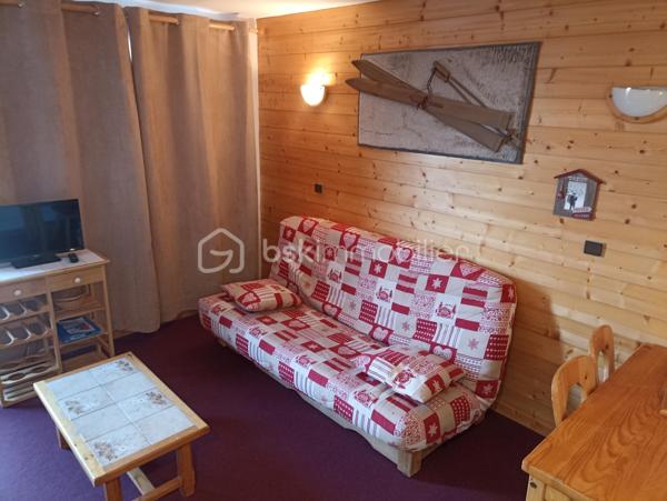 Vous rêvez d'un pied-à-terre sans travaux dans Valmorel ? Découvrez ce superbe studio de 23 m² environ, aménagé avec goût, optimisant chaque mètre carré pour un confort maximal. Séjour lumineux avec canapés convertibles et rangements intégrés. Kitchenette moderne entièrement équipée, salle d'eau rénovée avec des matériaux contemporains. WC séparés. Balcon offrant une vue imprenable sur les massifs dans un secteur calme. Vendu entièrement meublé et équipé pour 4 personnes. Une cave privative et un casier à skis. A découvrir...