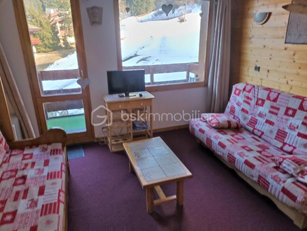 Vous rêvez d'un pied-à-terre sans travaux dans Valmorel ? Découvrez ce superbe studio de 23 m² environ, aménagé avec goût, optimisant chaque mètre carré pour un confort maximal. Séjour lumineux avec canapés convertibles et rangements intégrés. Kitchenette moderne entièrement équipée, salle d'eau rénovée avec des matériaux contemporains. WC séparés. Balcon offrant une vue imprenable sur les massifs dans un secteur calme. Vendu entièrement meublé et équipé pour 4 personnes. Une cave privative et un casier à skis. A découvrir...