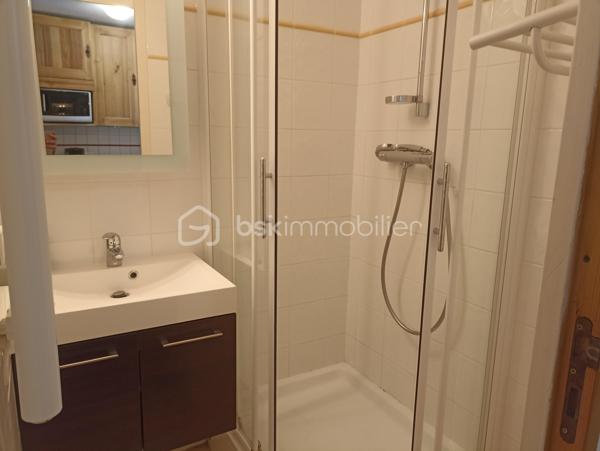 Vous rêvez d'un pied-à-terre sans travaux dans Valmorel ? Découvrez ce superbe studio de 23 m² environ, aménagé avec goût, optimisant chaque mètre carré pour un confort maximal. Séjour lumineux avec canapés convertibles et rangements intégrés. Kitchenette moderne entièrement équipée, salle d'eau rénovée avec des matériaux contemporains. WC séparés. Balcon offrant une vue imprenable sur les massifs dans un secteur calme. Vendu entièrement meublé et équipé pour 4 personnes. Une cave privative et un casier à skis. A découvrir...