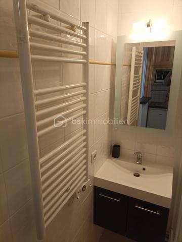 Vous rêvez d'un pied-à-terre sans travaux dans Valmorel ? Découvrez ce superbe studio de 23 m² environ, aménagé avec goût, optimisant chaque mètre carré pour un confort maximal. Séjour lumineux avec canapés convertibles et rangements intégrés. Kitchenette moderne entièrement équipée, salle d'eau rénovée avec des matériaux contemporains. WC séparés. Balcon offrant une vue imprenable sur les massifs dans un secteur calme. Vendu entièrement meublé et équipé pour 4 personnes. Une cave privative et un casier à skis. A découvrir...