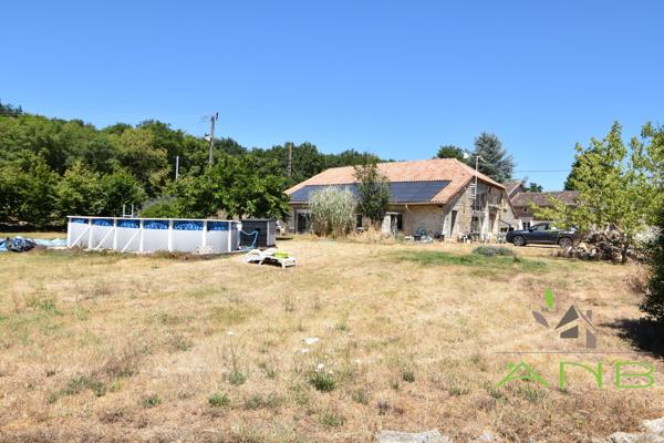 Ancienne grange rénovée – Beaux volumes – Terrain de 3 000 m² – Piscinable - Grassac - Charente