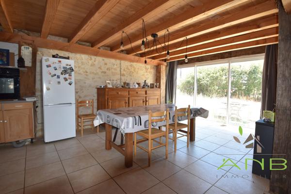 Ancienne grange rénovée – Beaux volumes – Terrain de 3 000 m² – Piscinable - Grassac - Charente