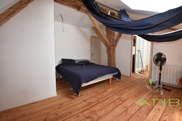 Ancienne grange rénovée – Beaux volumes – Terrain de 3 000 m² – Piscinable - Grassac - Charente