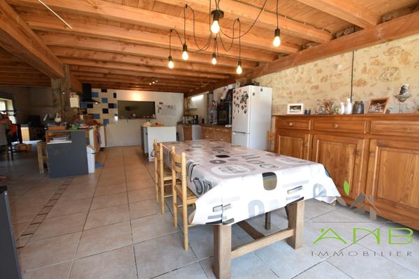 Ancienne grange rénovée – Beaux volumes – Terrain de 3 000 m² – Piscinable - Grassac - Charente