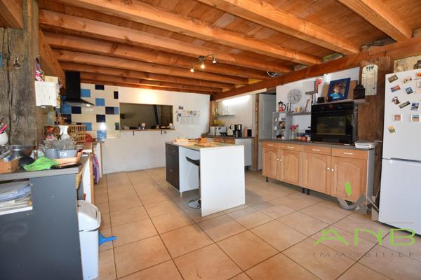 Ancienne grange rénovée – Beaux volumes – Terrain de 3 000 m² – Piscinable - Grassac - Charente