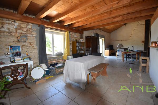 Ancienne grange rénovée – Beaux volumes – Terrain de 3 000 m² – Piscinable - Grassac - Charente