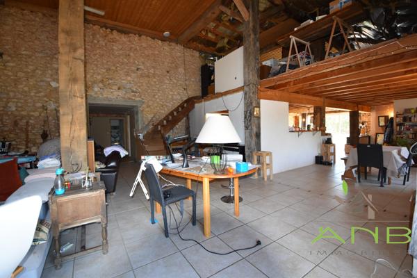 Ancienne grange rénovée – Beaux volumes – Terrain de 3 000 m² – Piscinable - Grassac - Charente