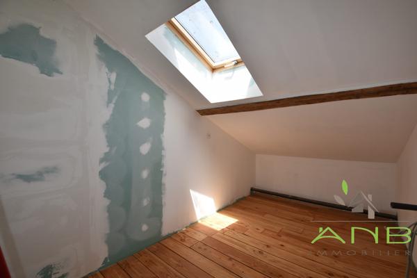 Ancienne grange rénovée – Beaux volumes – Terrain de 3 000 m² – Piscinable - Grassac - Charente