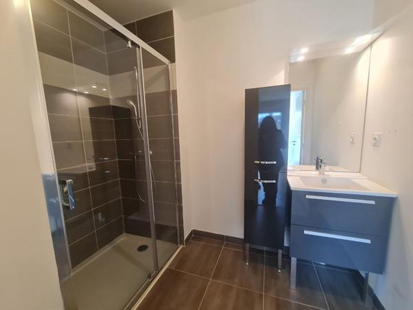 Recteur Schmitt - A prox immédiate des facultés, spacieux 2 pièces dans petite copropriété récente. Ascenseur, balcon et place de parking en sous-sol.