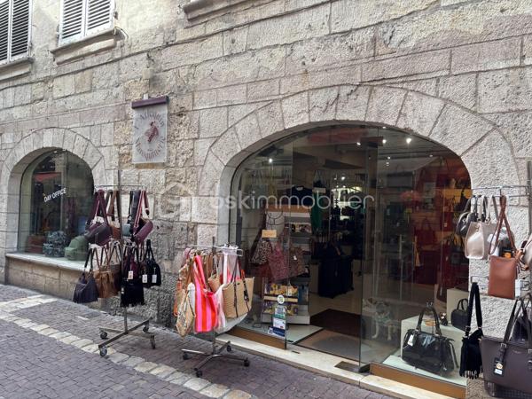 ✨ À VENDRE – FONDS DE COMMERCE « L’ARLEQUIN » – PÉRIGUEUX CENTRE-VILLE ✨

📍 Emplacement privilégié au cœur de Périgueux, dans une rue piétonne et commerçante, entourée de nombreuses enseignes et bénéficiant d’un passage régulier.

👜 L’Arlequin, boutique spécialisée dans la maroquinerie, les sacs, bagages et accessoires, bénéficie d’un emplacement idéal pour poursuivre ou faire évoluer une activité commerciale.

🏪 Le local commercial comprend :
• une belle pièce principale dédiée à l’accueil de la clientèle et à l’activité
• un débarras à l’arrière pour le rangement
• un WC

💼 Bail commercial 9 ans
💶 Loyer : 500 € / mois

📦 Stock à prévoir pour la reprise, permettant au futur acquéreur de constituer une gamme adaptée à son projet et à ses envies.

🌟 Les atouts :
✔️ Centre-ville de Périgueux
✔️ Rue piétonne et commerçante
✔️ Emplacement idéal
✔️ Activité connue et spécialisée
✔️ Loyer attractif
✔️ Local fonctionnel
✔️ Possibilité de poursuivre l’activité ou de développer un nouveau concept commercial

📈 Une belle opportunité pour un commerçant ou entrepreneur souhaitant s’implanter au cœur de Périgueux et profiter d’un emplacement privilégié.

📞 Pour plus d’informations ou organiser une visite, contactez-moi.

Sabine PETIT-MARC – BSK Immobilier
🏡 Disponible 7j/7 pour vous accompagner dans votre projet.
