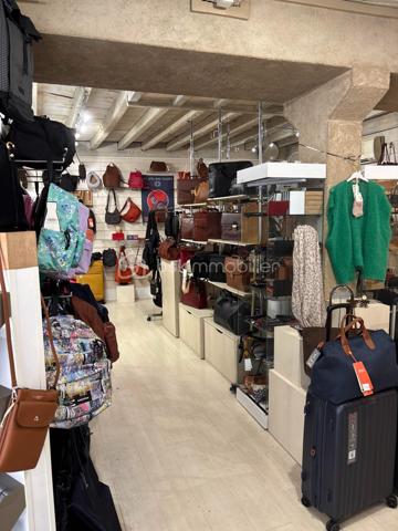 ✨ À VENDRE – FONDS DE COMMERCE « L’ARLEQUIN » – PÉRIGUEUX CENTRE-VILLE ✨

📍 Emplacement privilégié au cœur de Périgueux, dans une rue piétonne et commerçante, entourée de nombreuses enseignes et bénéficiant d’un passage régulier.

👜 L’Arlequin, boutique spécialisée dans la maroquinerie, les sacs, bagages et accessoires, bénéficie d’un emplacement idéal pour poursuivre ou faire évoluer une activité commerciale.

🏪 Le local commercial comprend :
• une belle pièce principale dédiée à l’accueil de la clientèle et à l’activité
• un débarras à l’arrière pour le rangement
• un WC

💼 Bail commercial 9 ans
💶 Loyer : 500 € / mois

📦 Stock à prévoir pour la reprise, permettant au futur acquéreur de constituer une gamme adaptée à son projet et à ses envies.

🌟 Les atouts :
✔️ Centre-ville de Périgueux
✔️ Rue piétonne et commerçante
✔️ Emplacement idéal
✔️ Activité connue et spécialisée
✔️ Loyer attractif
✔️ Local fonctionnel
✔️ Possibilité de poursuivre l’activité ou de développer un nouveau concept commercial

📈 Une belle opportunité pour un commerçant ou entrepreneur souhaitant s’implanter au cœur de Périgueux et profiter d’un emplacement privilégié.

📞 Pour plus d’informations ou organiser une visite, contactez-moi.

Sabine PETIT-MARC – BSK Immobilier
🏡 Disponible 7j/7 pour vous accompagner dans votre projet.
