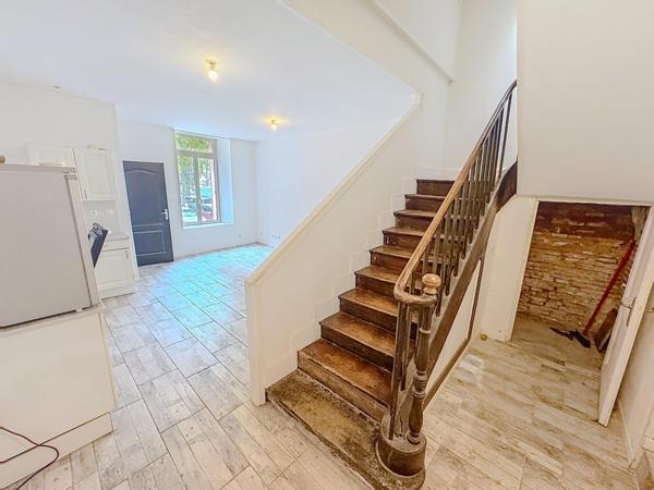 Maison de ville rénovée avec cave voutée